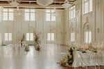 Vista amplia del salón de eventos con iluminación natural y disposición para recepción
