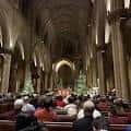Interior de la catedral con congregación durante un servicio
