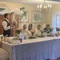 Interior del salón de eventos decorado para una boda o celebración