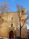 Fachada principal de la Iglesia de San Andrés bajo cielo azul