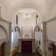 Interior de la nave central de la iglesia con bóvedas y altar