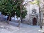 Exterior lateral de la Iglesia de San Andrés rodeada de árboles