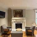 Sala de estar con chimenea decorativa y mobiliario moderno