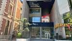 Fachada moderna del edificio con detalles arquitectónicos y plantas ornamentales