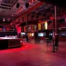 Interior del venue Red Flag con iluminación roja y escenario