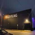 Fachada exterior del venue Red Flag en St. Louis con letrero iluminado