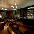 Interior del bar con iluminación cálida y barra curva
