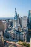 Vista aérea del Ayuntamiento de Filadelfia con su icónica torre y estatua