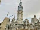 Fachada frontal del Ayuntamiento de Filadelfia bajo cielo nublado