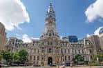 Exterior del Ayuntamiento de Filadelfia en un día soleado con árboles y cielo azul