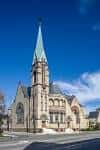 Fachada frontal de la iglesia bajo un cielo despejado