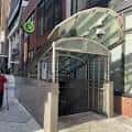 Entrada exterior a la estación Walnut-Locust con estructura moderna