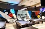 Zona de juegos con mesas de shuffleboard y decoración moderna