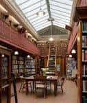 Interior de la biblioteca con mesas y sillas en el centro