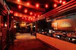 Interior del bar con iluminación roja y barra de servicio