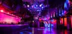 Interior del club con iluminación de neón y ambiente festivo