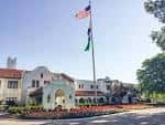 Vista exterior del Norwood Hills Country Club con bandera estadounidense y entrada principal