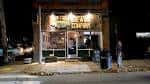 Fachada exterior de Hop Farm Brewing Company por la noche