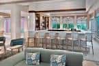 Área de lounge interior con barra y sofás decorados
