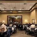 Interior del restaurante Maggiano's Little Italy con mesas servidas y clientes comiendo