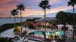 Vista exterior del Grand Hyatt Tampa Bay con piscina y palmeras al atardecer