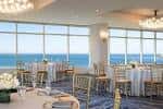Sala de banquetes decorada para boda con vistas al mar