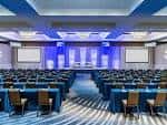 Salón de conferencias configurado para evento corporativo
