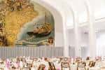 Interior del salón de eventos del Espacio Séneca con decoración mural y mesas dispuestas para celebración