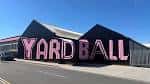 Fachada exterior del lugar Yard Ball en Sheffield con letrero visible
