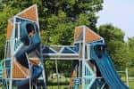 Estructura de juegos infantiles con toboganes y plataformas en el parque