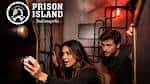 Escena promocional de Prison Island Indianapolis con dos actores en un entorno carcelario