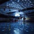 Interior del Roller Cave con luces estelares en el techo y pista vacía
