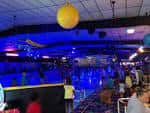 Escena interior con bola de discoteca amarilla y público disfrutando