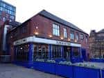 Vista exterior del local Slug & Lettuce en Sheffield con fachada de ladrillo y terraza azul