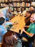 Interior del Dice Box en Sheffield con clientes jugando a juegos de mesa