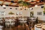 Interior del salón de eventos decorado para una boda o celebración