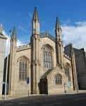 Vista exterior de la Catedral de St Andrew en Aberdeen con arquitectura gótica y cielo azul