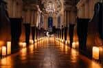Interior del templo iluminado por velas durante un evento musical