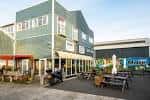 Vista exterior del edificio Make North Docks con terraza y mobiliario al aire libre