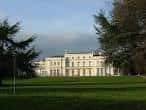Edificio histórico de Gunnersbury Park visto desde los grounds verdes