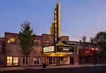 Fachada exterior del Varsity Theater al atardecer