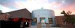 Vista exterior del I.J. & Jeanne Wagner Jewish Community Center al atardecer