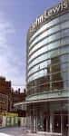 Fachada exterior moderna del John Lewis en Liverpool con estructura de cristal curvada