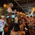 Interior del establecimiento con clientes disfrutando de la atmósfera y decoración festiva