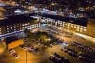 Vista nocturna exterior del complejo del Northrup King Building desde una altura