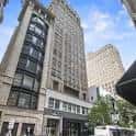 Edificio moderno en 1420 Walnut Street con fachada de vidrio