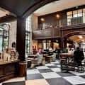 Interior del Oxford Exchange con zona de estar y barra en planta baja