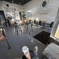 Interior del DI Coffee Bar con mesas y sillas