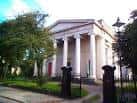 Fachada frontal de la iglesia con entrada principal y jardines circundantes