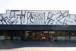 Fachada exterior del establecimiento con el logo de Angry Chair Brewing